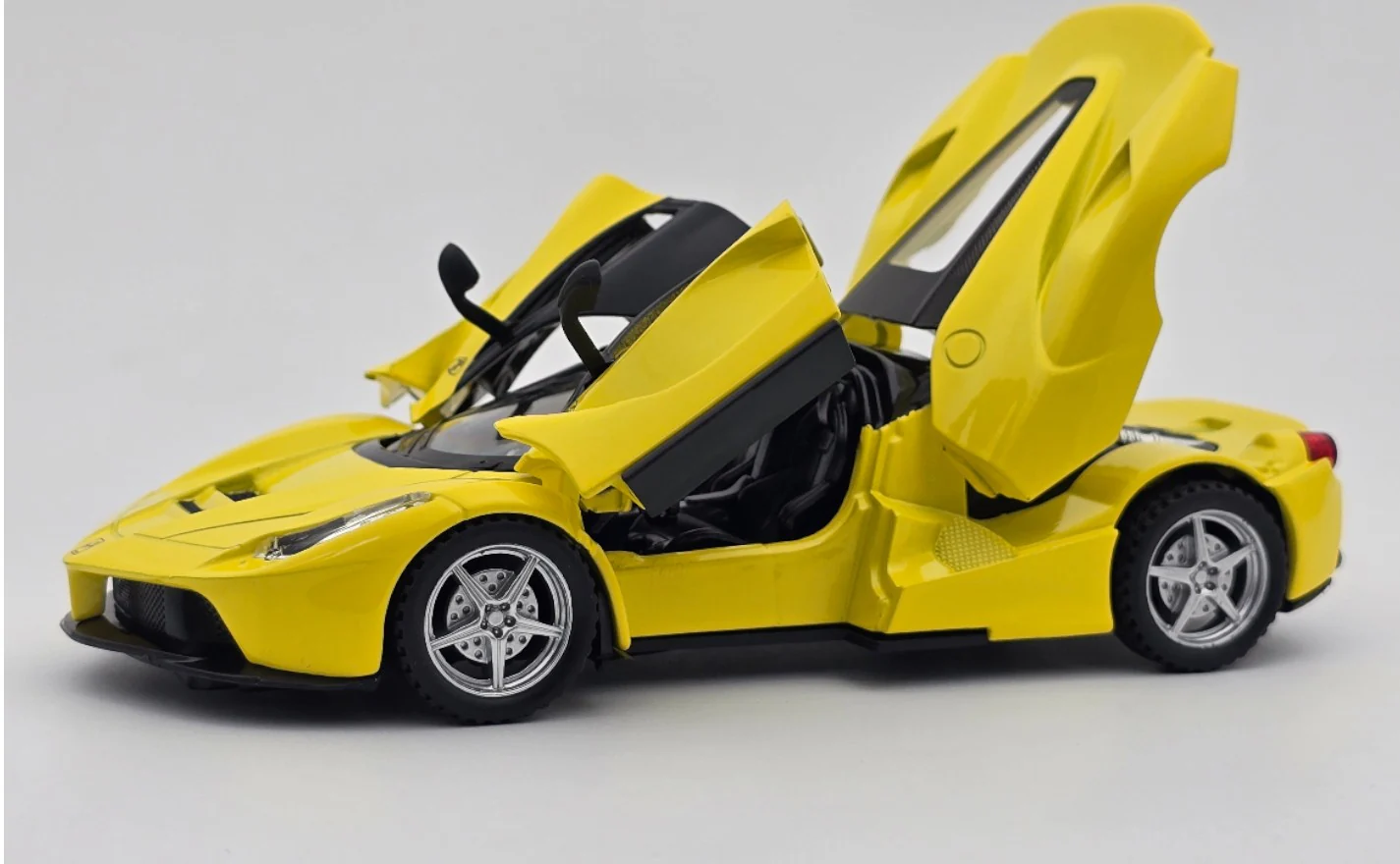 Ferrari LaFerrari 1:24 diecast scale model car collectible | Assorted Colors - Image 10
