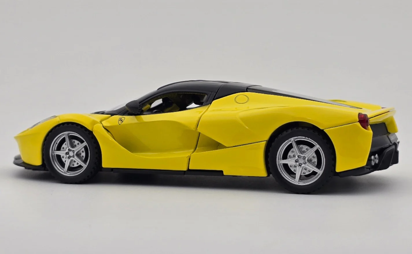 Ferrari LaFerrari 1:24 diecast scale model car collectible | Assorted Colors - Image 12