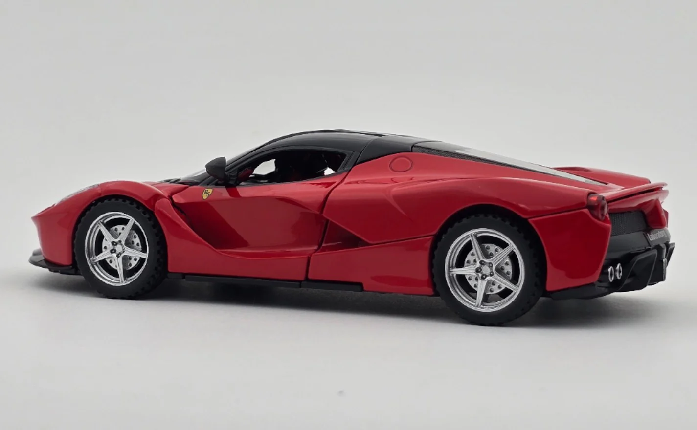 Ferrari LaFerrari 1:24 diecast scale model car collectible | Assorted Colors - Image 4