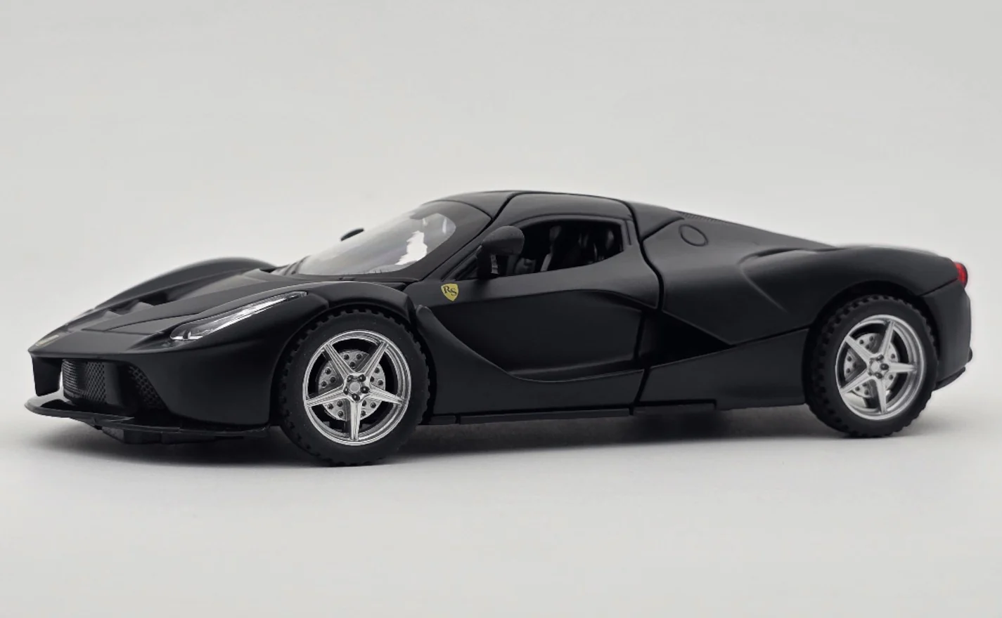 Ferrari LaFerrari 1:24 diecast scale model car collectible | Assorted Colors - Image 5