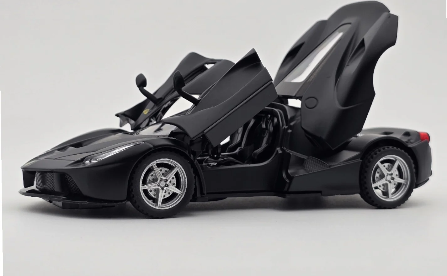 Ferrari LaFerrari 1:24 diecast scale model car collectible | Assorted Colors - Image 6