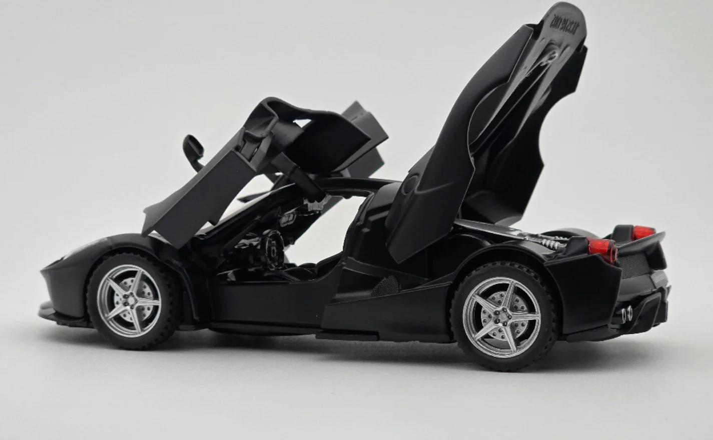 Ferrari LaFerrari 1:24 diecast scale model car collectible | Assorted Colors - Image 7