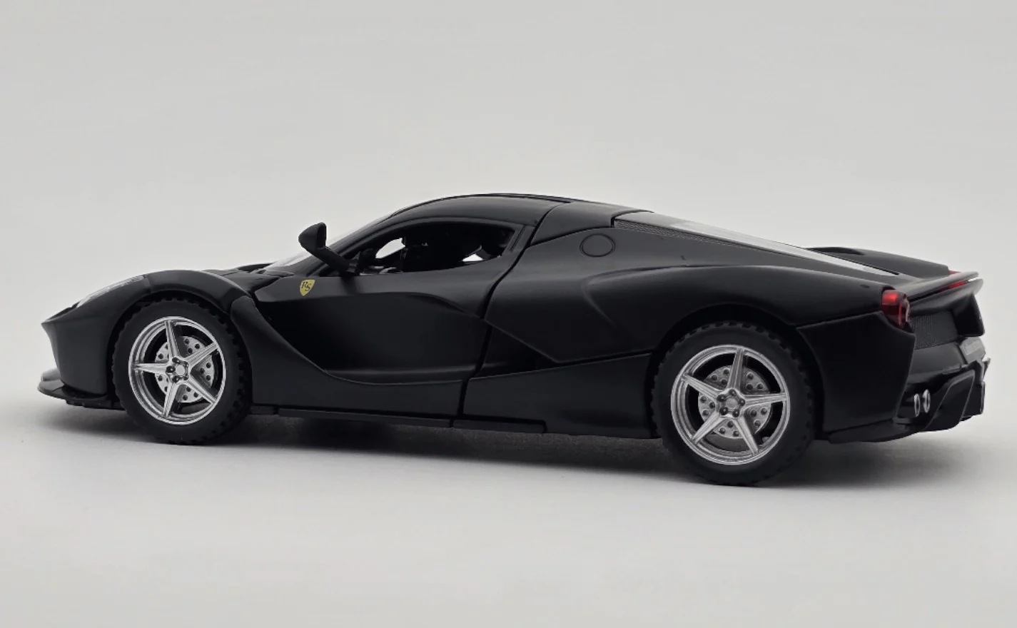 Ferrari LaFerrari 1:24 diecast scale model car collectible | Assorted Colors - Image 8