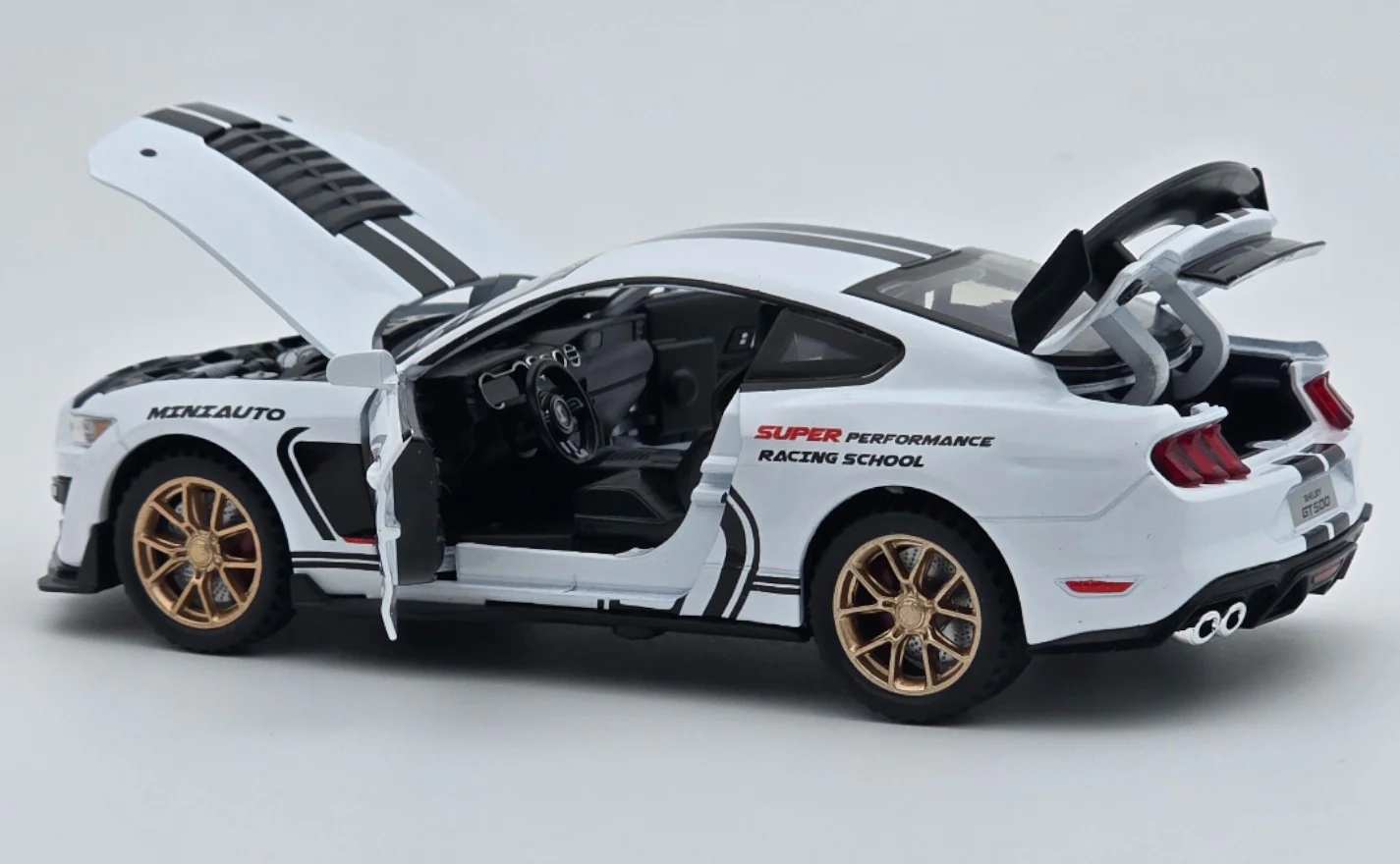 Ford Mustang Shelby GT500 1:24 diecast scale model car - Image 7