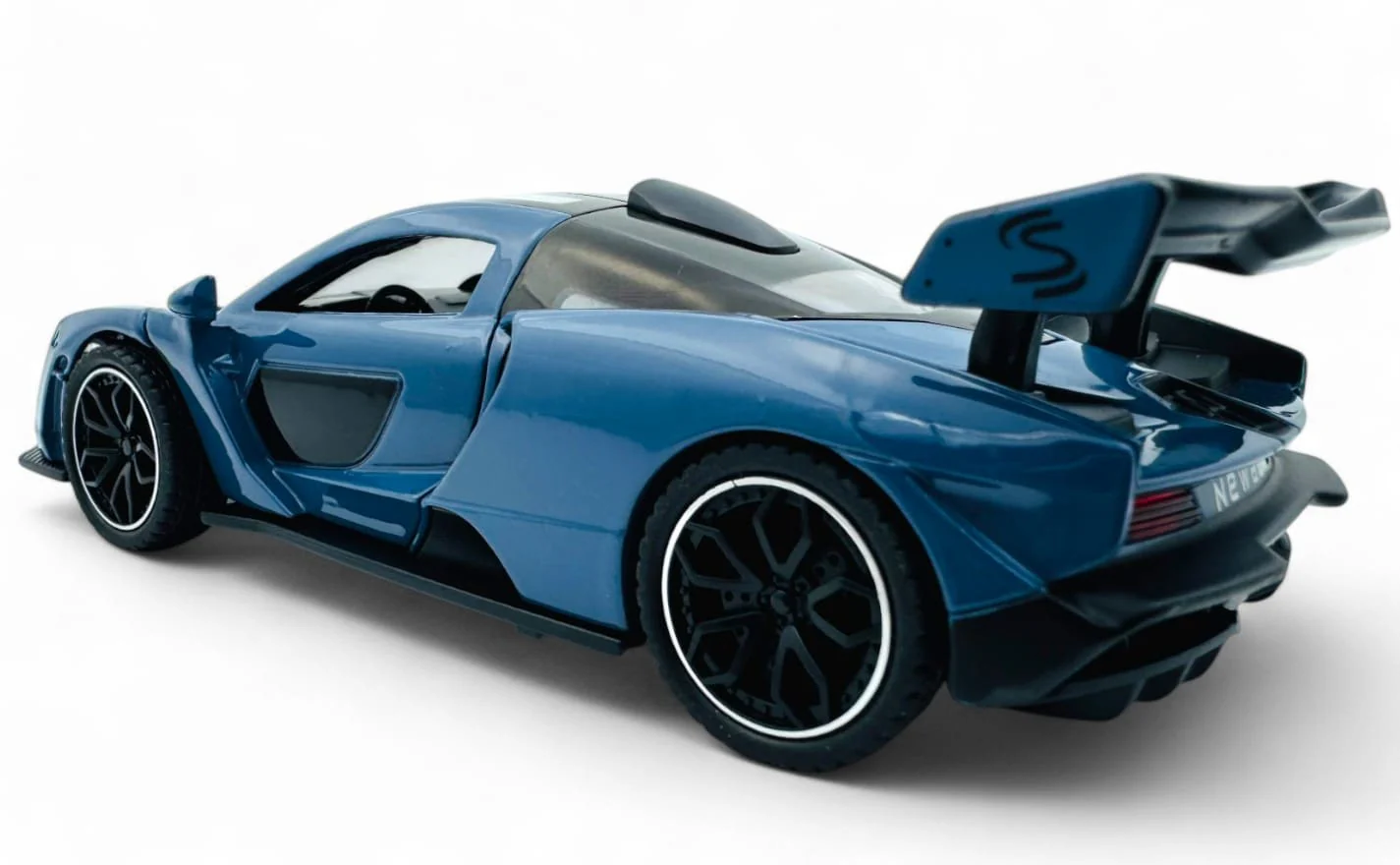 McLaren Senna Supercar 1:24 diecast scale model car collectible - Image 4
